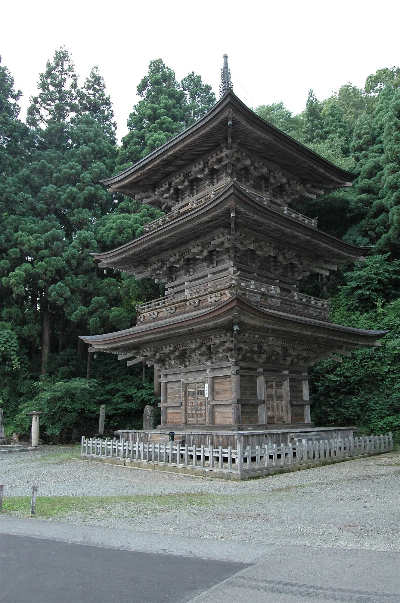 木々に囲まれた本山慈恩寺の三重塔